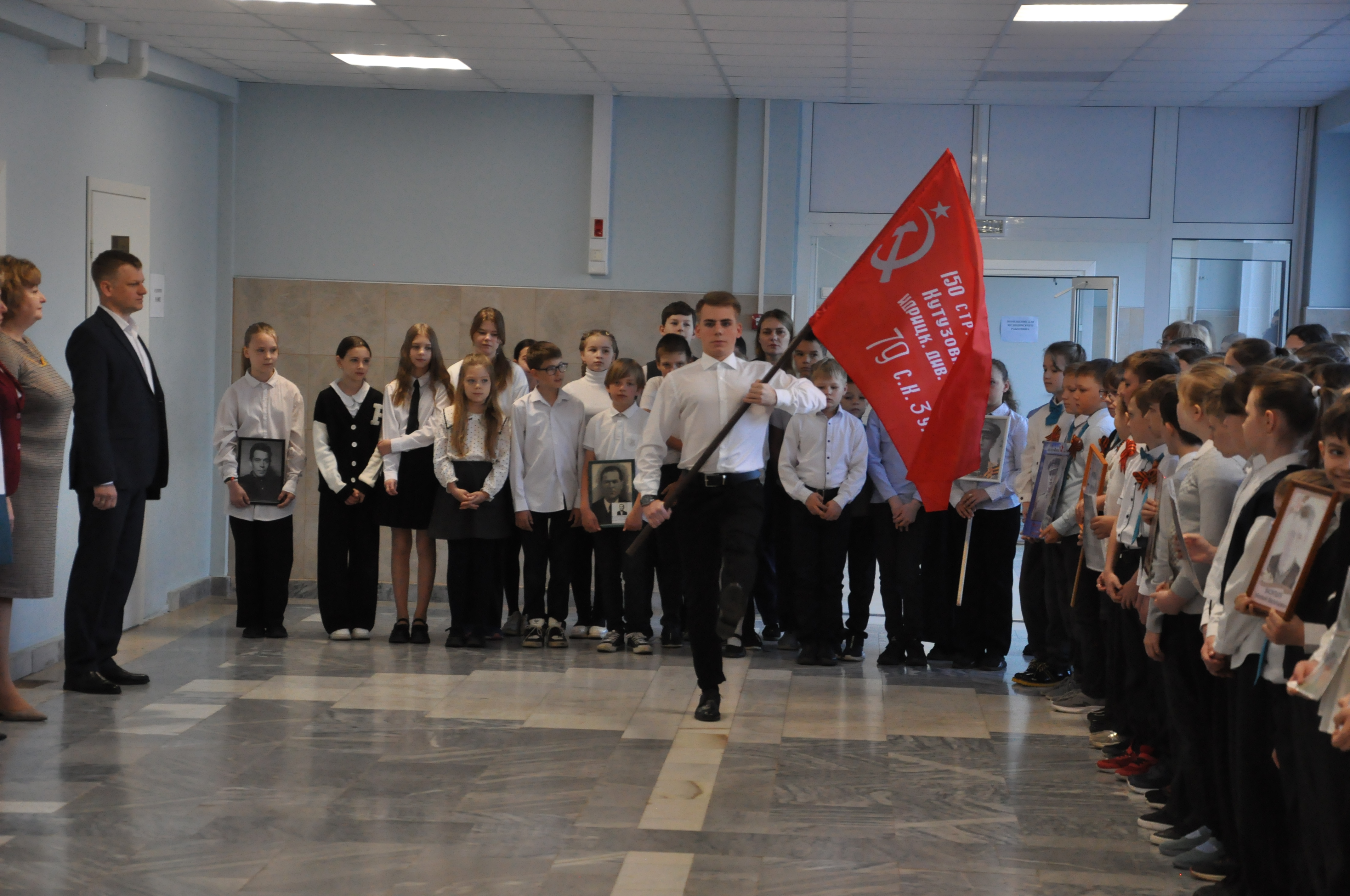 Торжественная церемония поднятия Государственного флага Российской Федерации и выноса копии Знамени Победы.