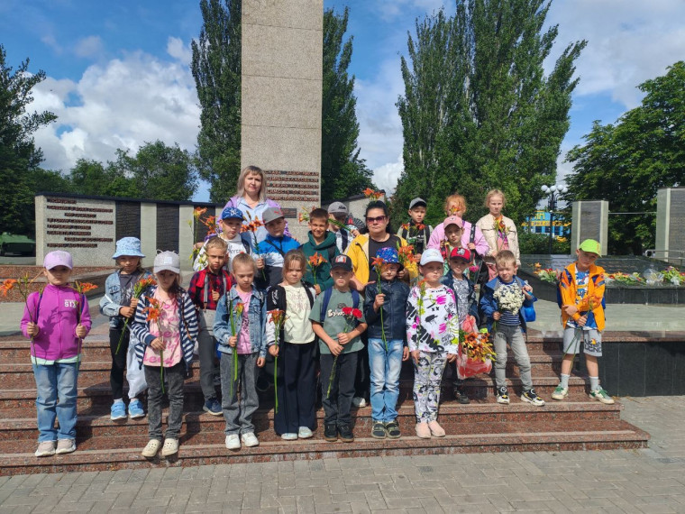 Церемония возложения цветов ко Дню Памяти и Скорби к Обелиску.