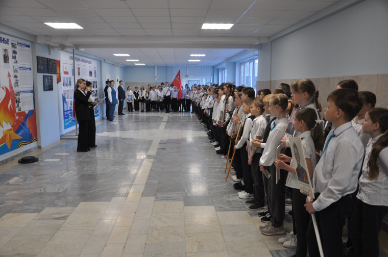 Торжественная церемония поднятия Государственного флага Российской Федерации и выноса копии Знамени Победы.